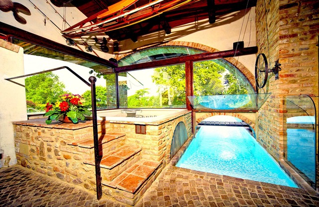 Exclusiva villa con piscina de 8 x 18, sauna, jacuzzi y billar.