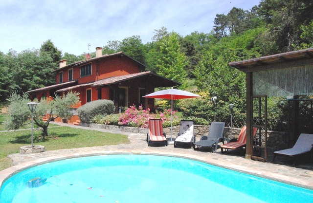 Villa exclusiva con piscina y jardín muy grande