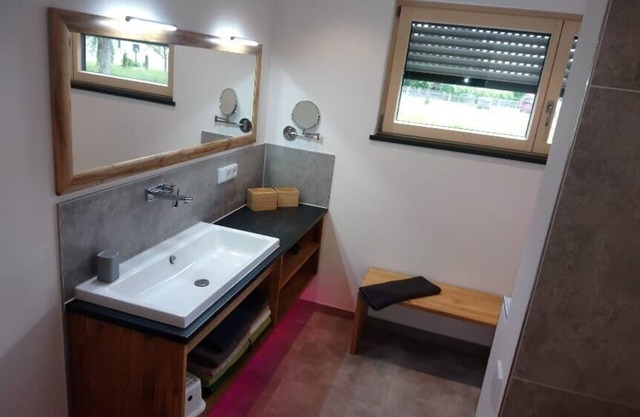 Casa de vacaciones exclusivamente amueblada, con bañera y ducha de obra