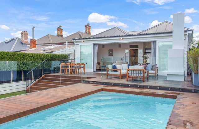 Executive Ponsonby Abode w Heated Pool and Parking