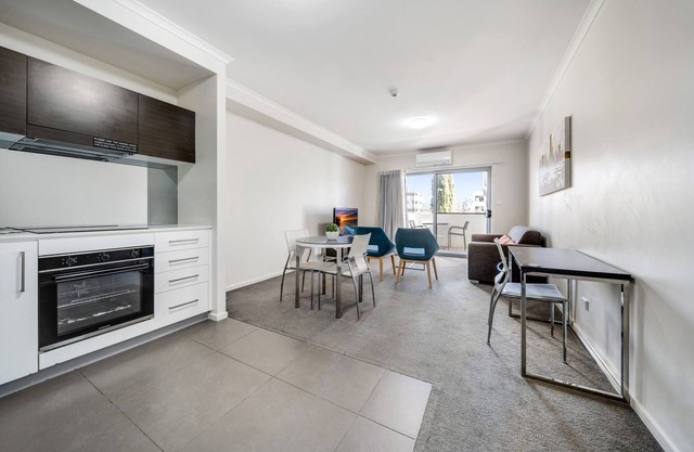 Executive 1-Bed by Lake & Local Shops