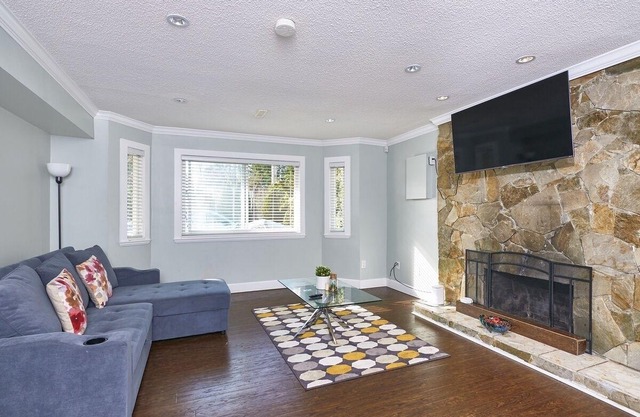 Executive 2 bed 1 bath Spacious & Centrally Located suite.