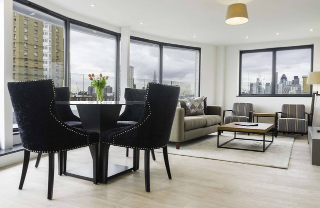 Executive 2-Bed Penthouse with Stunning Views Near Canary Wharf