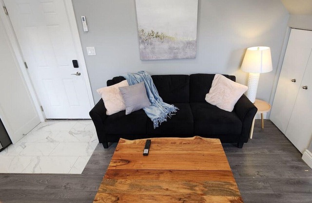 Executive 2BD 58" TV+Wifi+AC+Parking+Kitchen