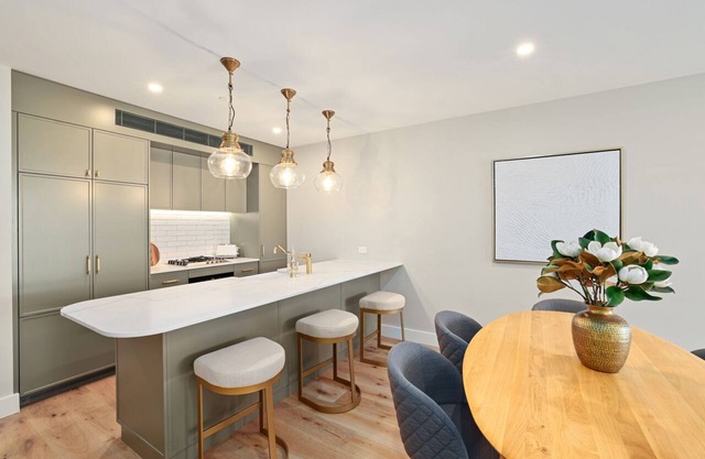 Executive apartment next to Long Reef Golf Course close to Beaches