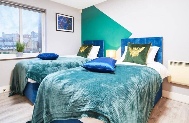 Executive Apartment -Sleeps 6 - Parking - Location