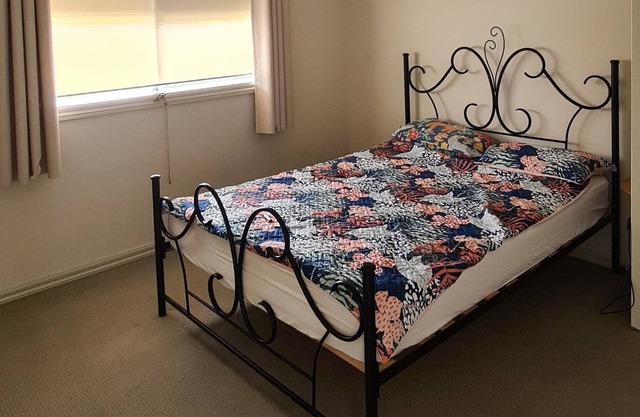 Executive Berwick home. 2 Storeys large lounge + office area. Suit professional