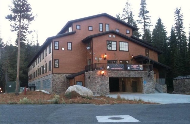 Condominio ejecutivo en Bear Valley Village con garaje + apto para niños