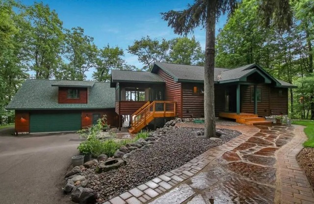 Executive Escape on LCO Stone Lake Hayward Sleeps 10+ Enjoy Fall at the lake!