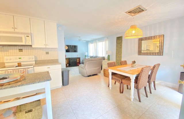 Executive Golf Villa awaiting your arrival! Five min walk to Sea Palms Golf Club