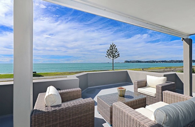 Executive Home By the Sea 4 or 5 Bedrooms in Westshore Napier