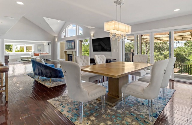 Executive Home, Modern Spacious Retreat!