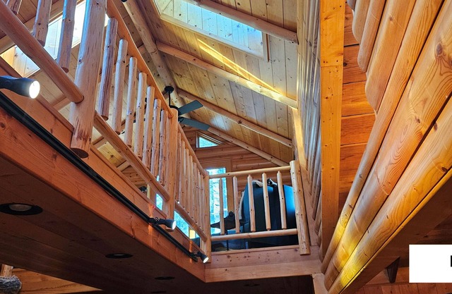 Executive Home on the lake. Five Bedroom & Three Bathrooms, Sleeps 19 People.