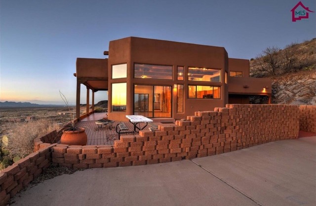 ¡Casa ejecutiva con vistas infinitas en Soledad Canyon!