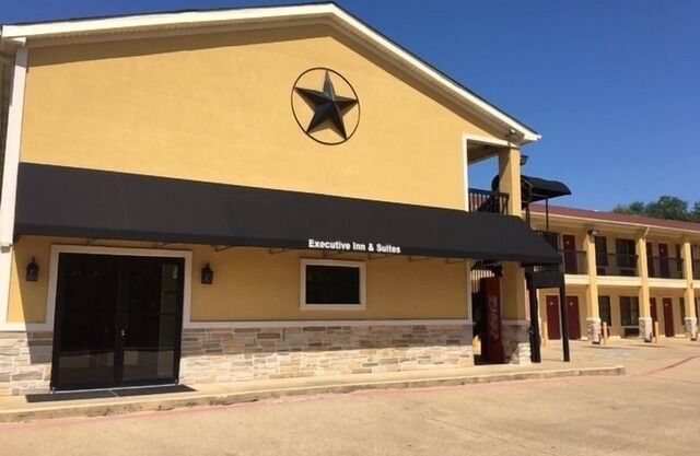 Executive Inn & Suites