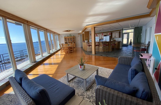Executive Lakehouse- Sand Beach on 3 private acres with separate Guesthouse