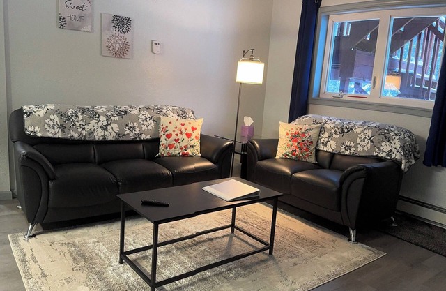 Lakefront Escape: Cozy 2-BR Retreat with WiFi - Bliss!
