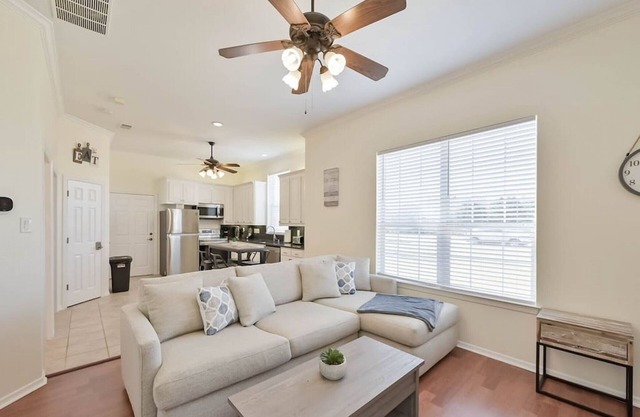 ★Executive Lakeside Estate★Front-Attached Apt Only