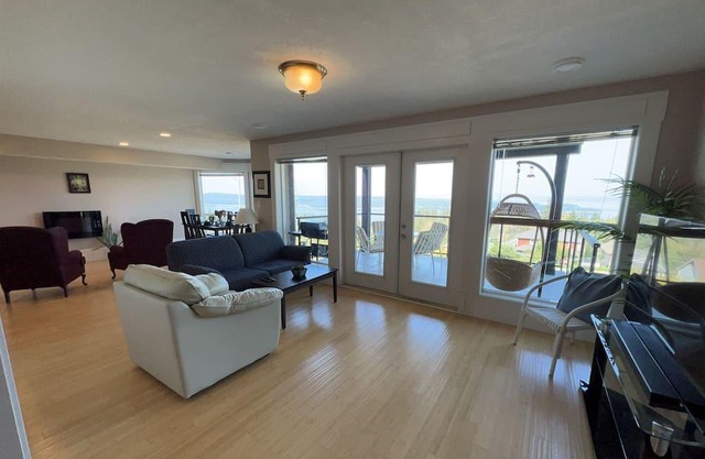 Executive ocean view, pet freindly lower suite