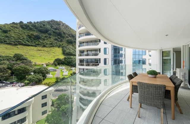 Executive Oceanside Apartment