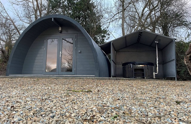 Executive Pod and Jacuzzi by the river, in Co.Wexford