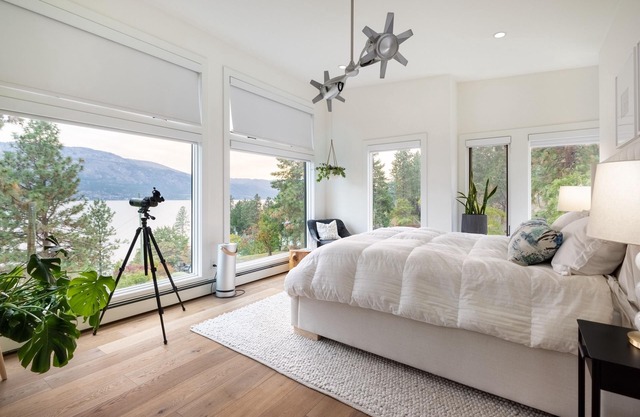 Executive, private, lake-view home that is 1 hour to Silver Star and Big White