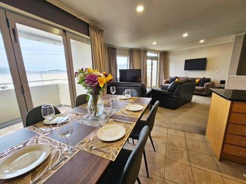 Executive, Spacious & Modern Home, 8 Beds!