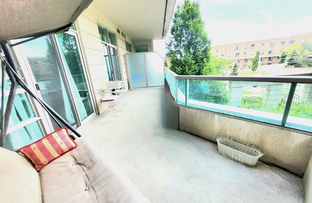 Executive Spacious Ravine Living with Pool Gym & Free Parking