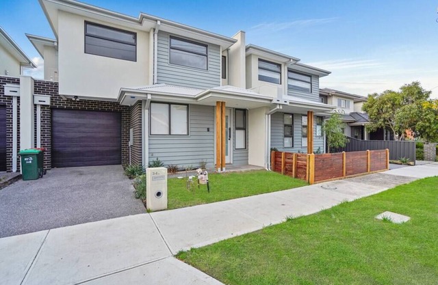 Executive Townhouse Living Perfect Altona Location*