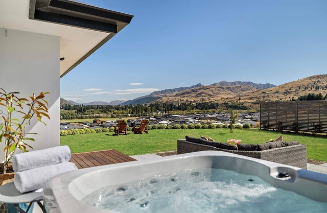 Executive Two Bedroom Luxury Home With Spa