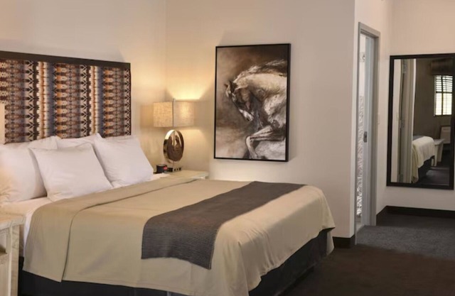Expanded King w/ Sofa Sleeper, Stoney Creek Broken Arrow, Parking!