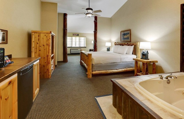 Expanded King w/ Whirlpool Cottage, Stoney Creek Des Moines, Near I-35