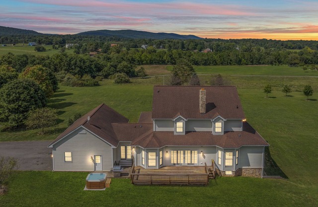 Expansive 6000 sq ft Villa w/Hot Tub, Fire Pit & 15+ acres