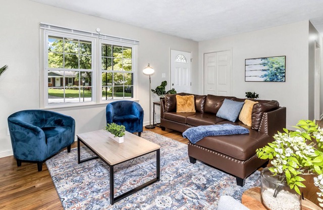 Expansive Backyard Charm/ Fire pit/King Beds