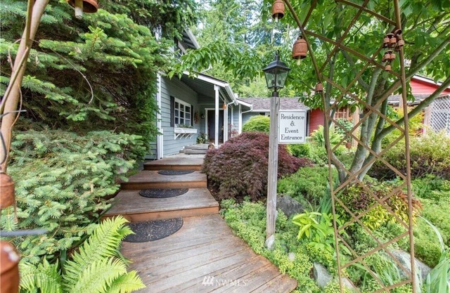 Expansive manor house for family gatherings, retreats, walkable to the village!