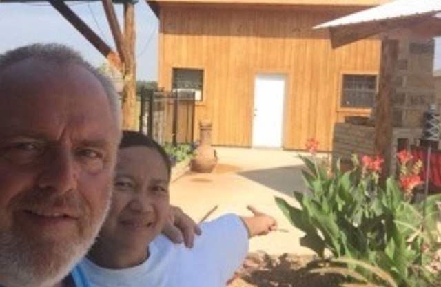Experimente una cabaña junto a la piscina, en una casa de pacas de paja, alimentada por paneles solares.