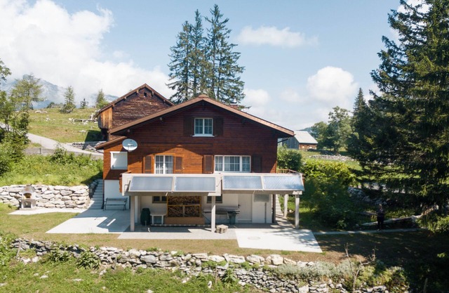 "Experience Alpine Bliss: Family-Friendly Chalet with Stunning Views!"