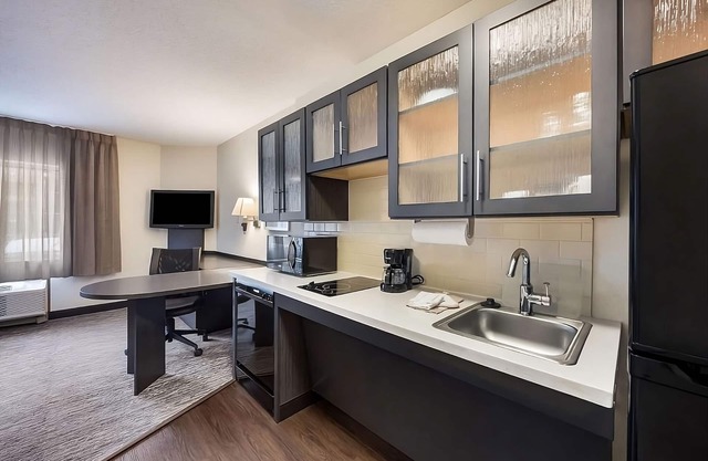 Experience Austin's Famous 6th Street! Full Kitchen, Pet-friendly Property!