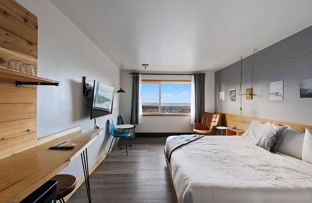 Experience Coastal Comfort! Indoor Swimming Pool, Pets Allowed, Free Parking!