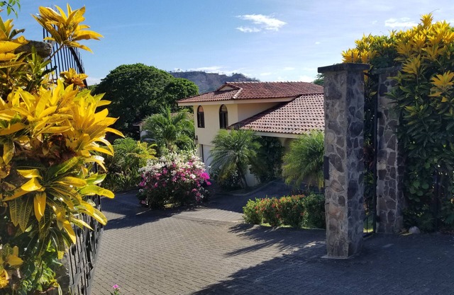 Vive Costa Rica en nuestra hermosa casa jardín, 4 Min. desde Hermosa Beach
