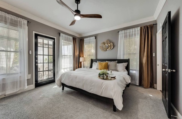 Experience Dallas charm in our elegantly appointed 1-bedroom retreat, perfectly located in the historic Swiss Avenue neighborhood. This spacious condo boasts high ceilings, hardwood floors, marble finishes, and a king-size bed, washer dryer