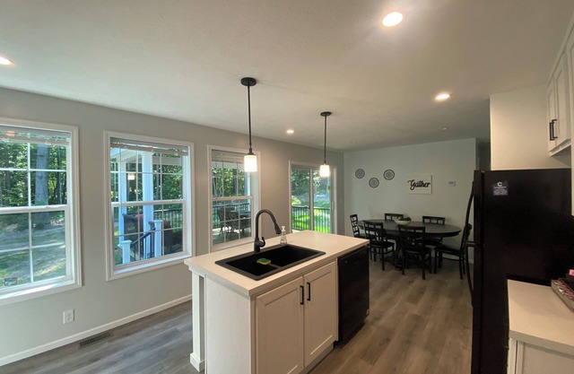 BEAUTIFUL NEW HOME, COVERED DECK, LARGE FIREPIT, 2 MINUTES FROM LAKE MICHIGAN