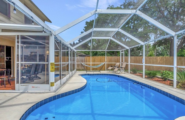 Experience Luxurious Living: Exquisite Pool House in Brandon for 15 Guests