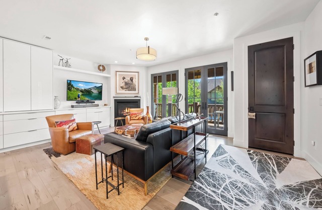 Large 3 BR - Sleep 8, Gourmet Kitchen, Beautiful Master, Large Balcony, Amazing Views!