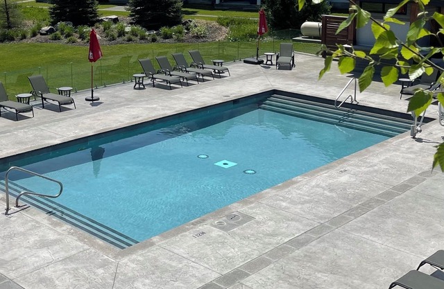 Experience Luxury at our Stunning 3-Bedroom Marina Golf Townhome !