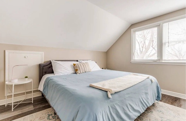 Experience Minneapolis; entire house, close to Downtown Uptown and UofM