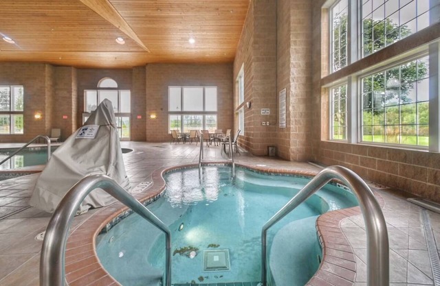 Experience Peaceful Island Life in Spacious Relaxing Room | Pet-Friendly