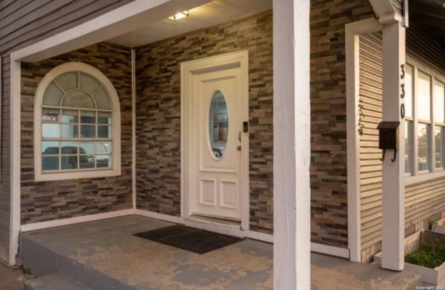 Experience Serenity in a 4BR 3BA Downtown Home