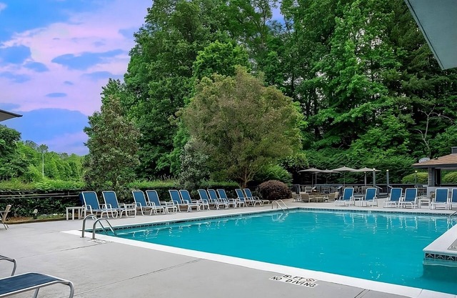 Experience Soothing Moments & Luxury! Pet-Friendly, Parking, Pool!
