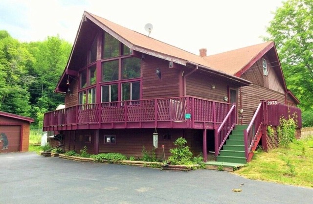 Experimenta los Catskills. Explore, entretenga y relájese en nuestro chalet.